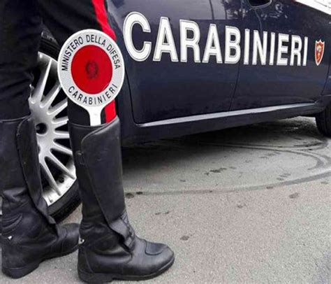 Ingoia e sputa cocaina in piazza Moro, poi aizza cane contro .